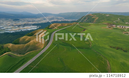 壮大な大地の風景　ドローン空撮 114718912