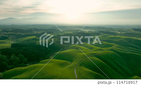 朝日の昇る壮大な大地の風景　ドローン空撮 114718917