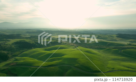 壮大な大地の風景 ドローン空撮 壮大な大地の風景 ドローン空撮 114718920