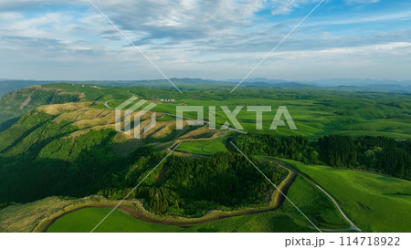 朝日の昇る壮大な大地の風景　ドローン空撮 114718922