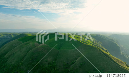 壮大な山嶺の風景　ドローン空撮 114718925