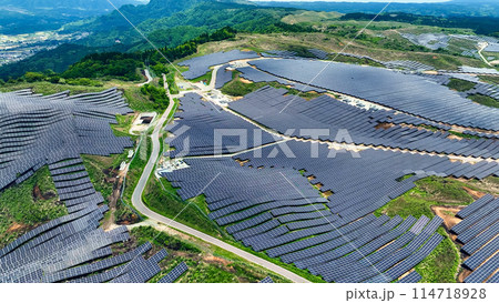 森林に設置されたメガソーラー太陽光発電所 空撮 森林に設置されたメガソーラー太陽光発電所 空撮 114718928