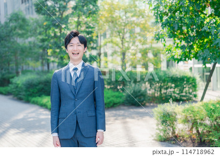にこやかな表情を見せる爽やかなビジネスマン にこやかな表情を見せる爽やかなビジネスマン 114718962