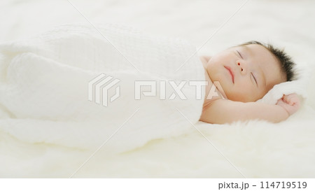 ベッドで眠る赤ちゃん ベッドで眠る赤ちゃん 114719519
