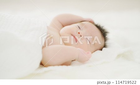 ベッドで眠る赤ちゃん ベッドで眠る赤ちゃん 114719522