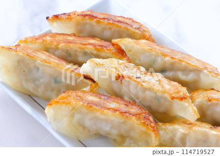 外がパリパリ、中がジューシーな焼きギョウザ 114719527
