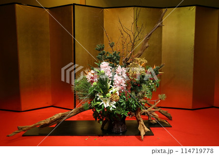 和室に飾られた作品 華道 114719778