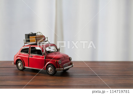 ブリキの赤いミニカー ブリキの赤いミニカー 114719781