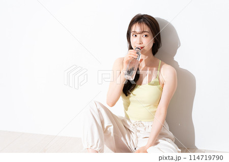 スポーツウェアを着た若い女性 114719790