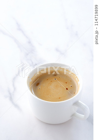 エスプレッソと牛乳を混ぜたカフェ・ラッテ エスプレッソと牛乳を混ぜたカフェ・ラッテ 114719899