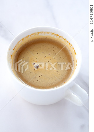 エスプレッソと牛乳を混ぜたカフェ・ラッテ エスプレッソと牛乳を混ぜたカフェ・ラッテ 114719901