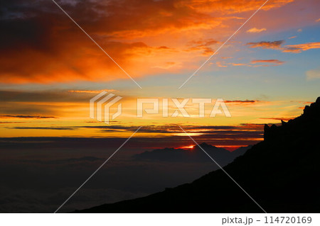 夕暮れの山 114720169