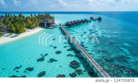 モルディブの楽園の島。熱帯の空中風景、海景の長い桟橋桟橋の水上ヴィラ 114720855