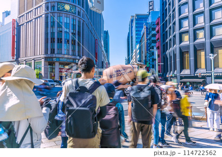 日本の東京都市景観 インバウンド復活…、外国人の団体旅行客らで賑わう日本橋=5月17日 日本の東京都市景観 インバウンド復活…、外国人の団体旅行客らで賑わう日本橋=5月17日 114722562