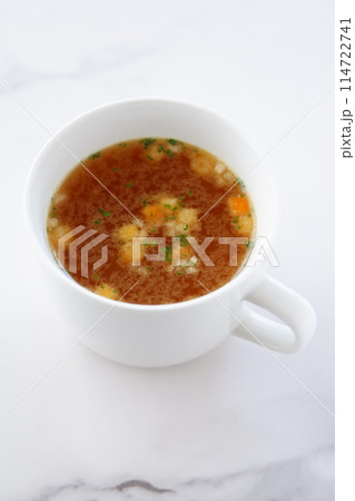 熱々のオニオンコンソメスープ 熱々のオニオンコンソメスープ 114722741