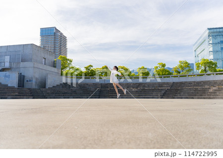 演劇場で踊る若い女性 114722995
