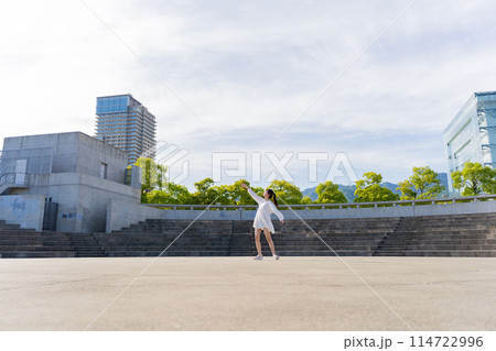 演劇場で踊る若い女性 114722996