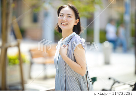 旅行で街中を歩く若い女性 旅行で街中を歩く若い女性 114723285