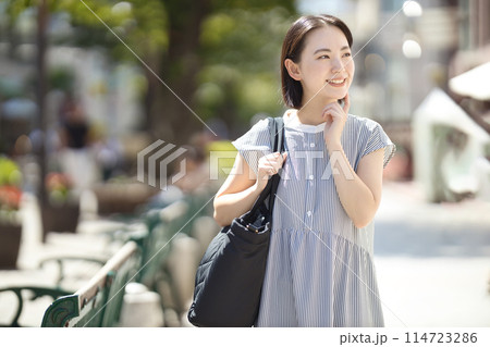 旅行で街中を歩く若い女性 114723286