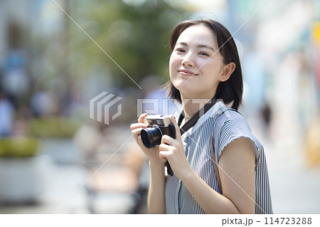 カメラ女子　旅行　一人旅　 114723288