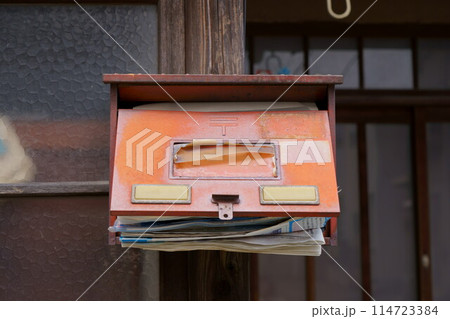 郵便物が溢れた古い郵便受け 114723384