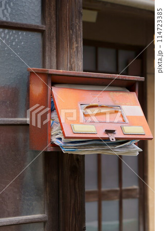 郵便物が溢れた古い郵便受け 114723385