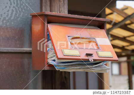 郵便物が溢れた古い郵便受け 114723387