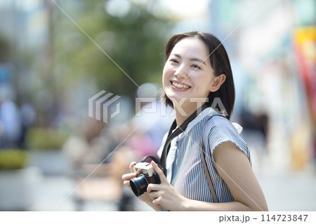 カメラ女子　旅行　一人旅　 114723847
