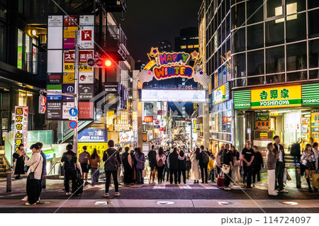 日本の東京都市景観 インバウンド…まるで外国…外国人観光客で大賑わいの原宿駅前＝3月31日 114724097