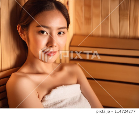 サウナでくつろぐ若い女性 114724277