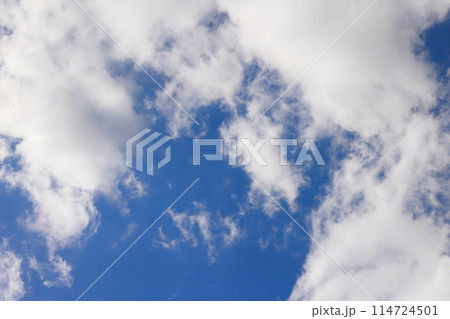 雲のある青空 (背景素材) 雲のある青空 (背景素材) 114724501
