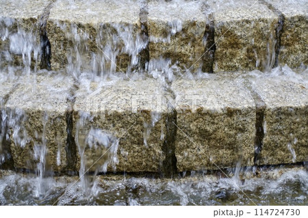 石のブロックの上を流れる水 114724730