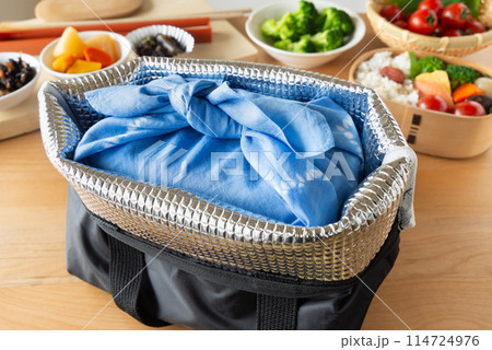 保冷バッグに入れたお弁当箱　弁当作り　食中毒予防 114724976