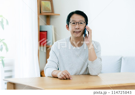 スマホで通話するミドル男性 114725843