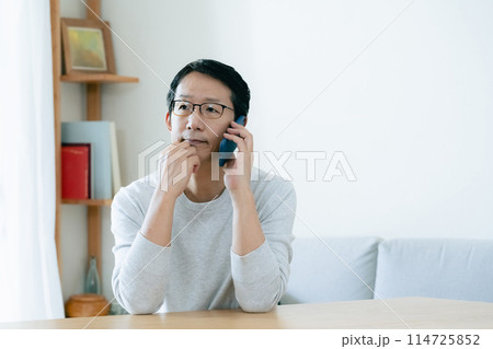 スマホで通話するミドル男性 114725852
