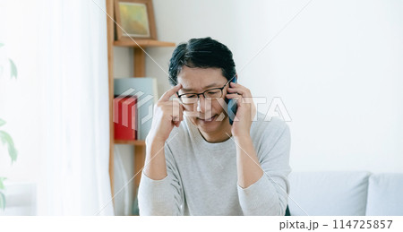 スマホで通話するミドル男性 114725857