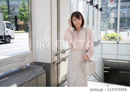 一人で歩く女性 一人で歩く女性 114725988