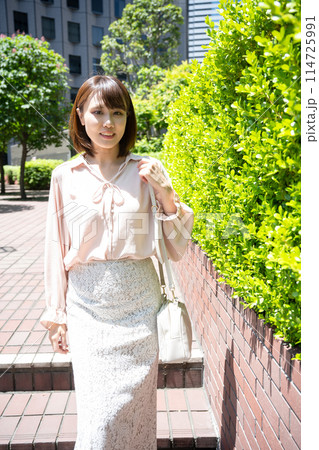 カメラ目線で話す女性 114725991