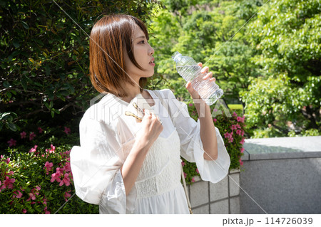 ペットボトルの水を飲む女性 ペットボトルの水を飲む女性 114726039