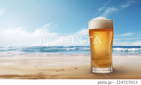 海を背景にしたビール 114727013