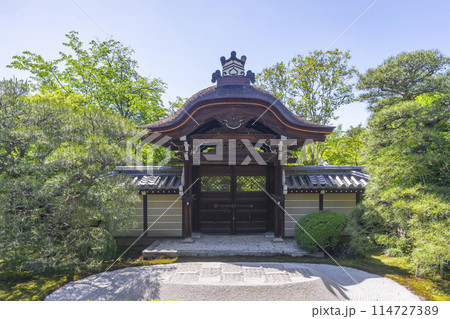 京都　永観堂（禅林寺）　砂壇と唐門 114727389
