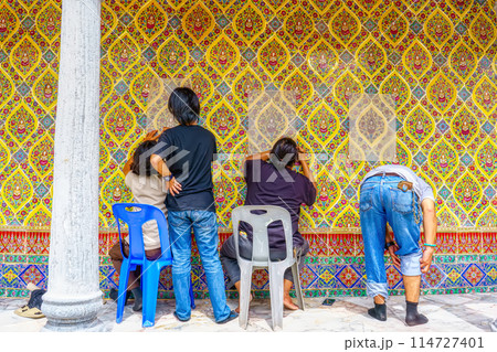 Students copying art patterns 114727401