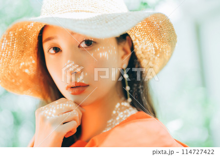 麦わら帽子をかぶる若い女性 麦わら帽子をかぶる若い女性 114727422
