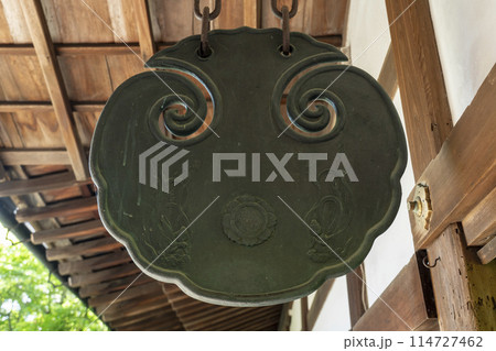 京都　永観堂　丸い鉄製の板（雲版） 114727462