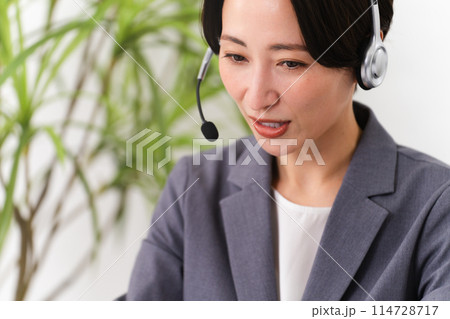 パソコンを操作する若い女性のオペレーター　ビジネスイメージ	 114728717