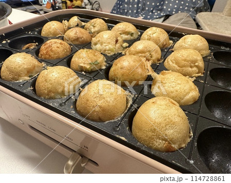 家庭のタコ焼き機で作ったたこ焼き 家庭のタコ焼き機で作ったたこ焼き 114728861