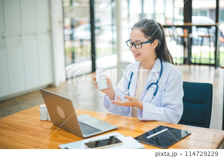 Doctors are giving advice to patients via online video, informing them of physical examination results and suggesting treatment and health care. Doctors are giving advice to patients via online video, informing them of physical examination results and suggesting treatment and health care. 114729229