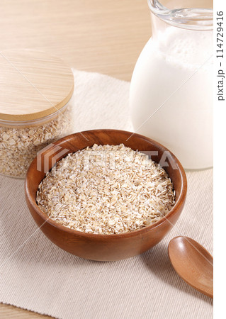 木の器に盛られたオートミール 木の器に盛られたオートミール 114729416
