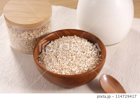 木の器に盛られたオートミール 114729417