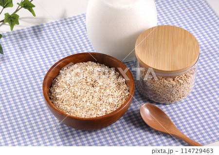 木の器に盛られたオートミール 114729463